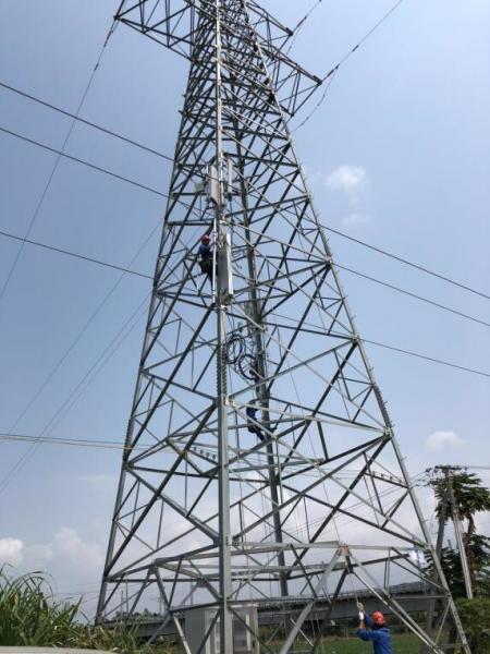  China 33KV Angle Steel Double Loop Transmission Line Electric Power Tower supplier