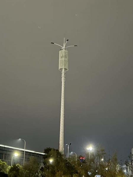 Light High Steel Galvanized Mast Tower Pole For Telecommunication With Bracket