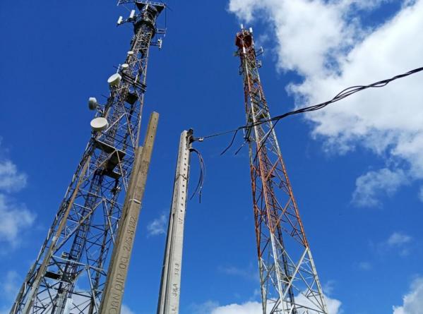  China Transmission Line Tubular Steel Telecom Tower For Construction Site supplier