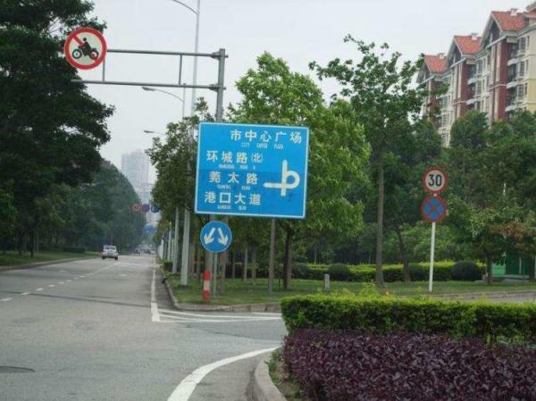  China 3M Q460 GR65 Street Sign Pole With Powder Coating supplier