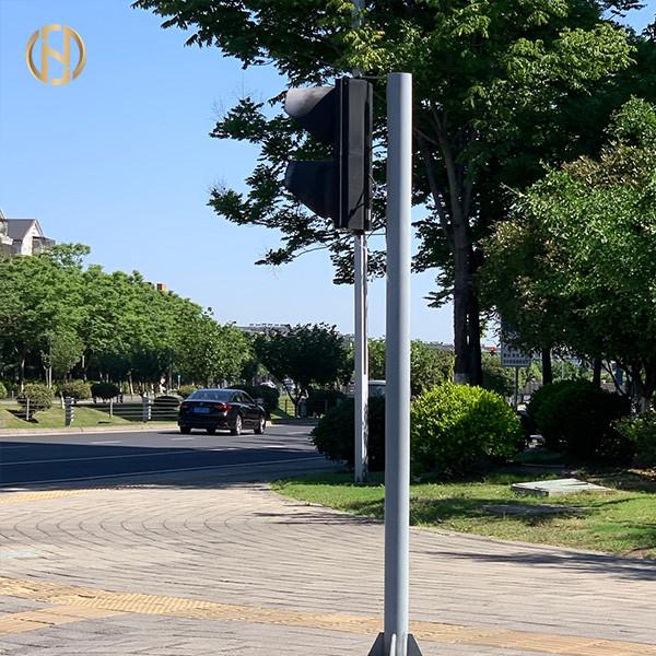 4.5M 6M I Type Traffic Light Pole Camera Light Pole Installing At Main Road