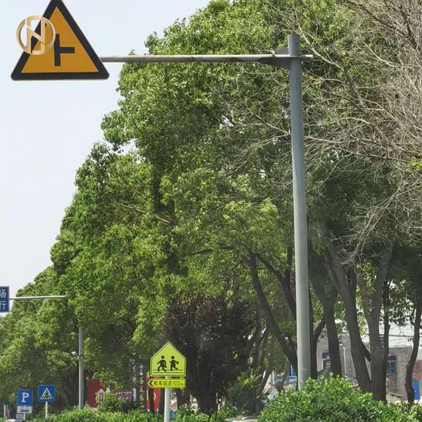  China Convenient Street Sign Pole Galvanized 3-10M Anti Seismic Design supplier